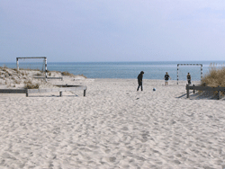 Spielpltze, sowie dieser Strand- Fussballplatz stehen fr ein ausgelassens Strandvergngen zur Verfgung