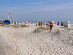 Der weite feinsandige Sandstrand erstreckt ber 3 km entlang der Promenade mit zahlreichen Cafes, Restaurants und Geschften