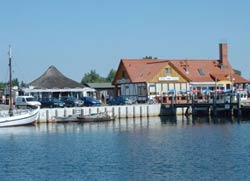 Schner Hafen in Kirchdorf auf Poel mit gemtlichen Restaurants und Cafe