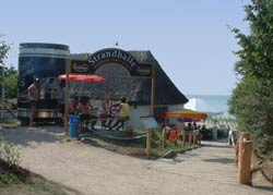 Kleine Strandbar mit Imbiss, im Hintergrund gemtliches Cafe direkt auf dem Strand