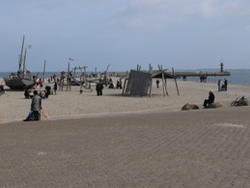 Spielplatz am Strand in Travemnde mit Blick auf die Trave und auf die Ostsee